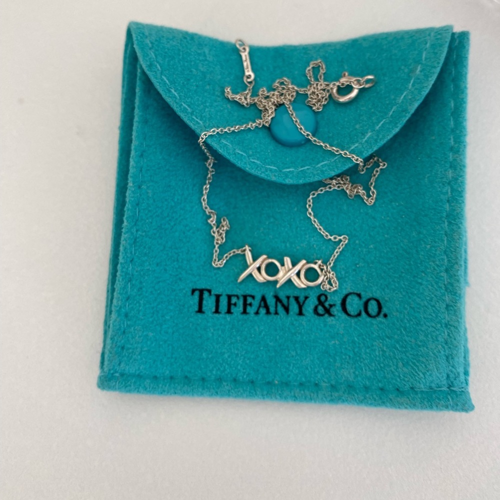 Tiffany hugs and kisses necklace 16”
Paloma Picasso. OXOX